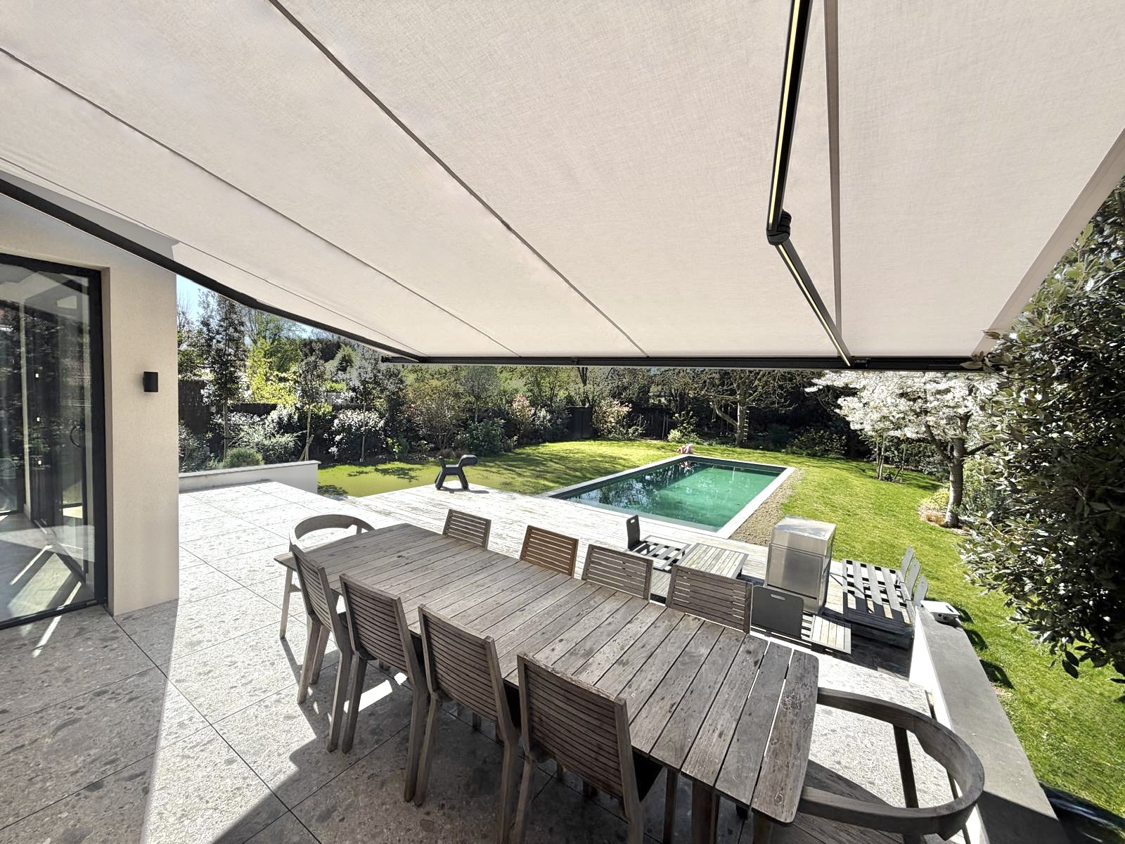 Store banne B27 beige Brustor pour protéger sa terrasse dans la Métropole Lilloise