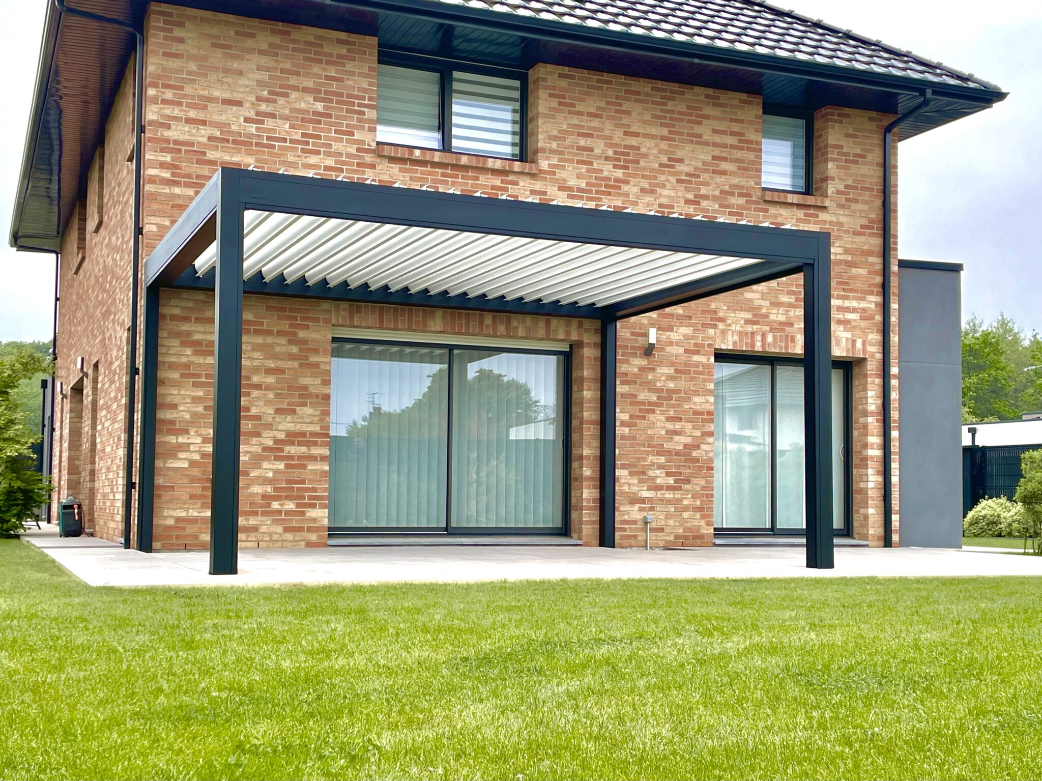 Pergola Bioclimatique Brustor anthracite avec lames orientables blanches