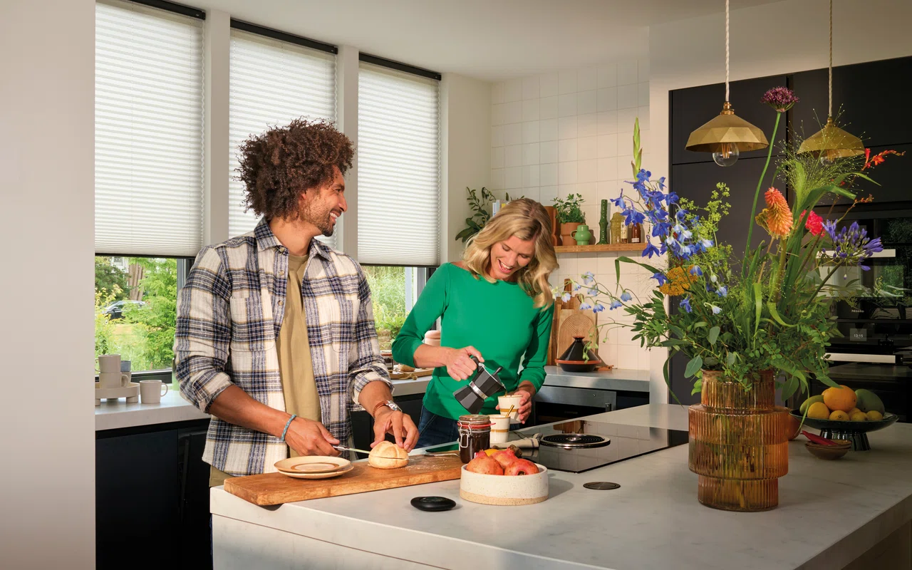 Stores plissés blancs motorisés dans une cuisine