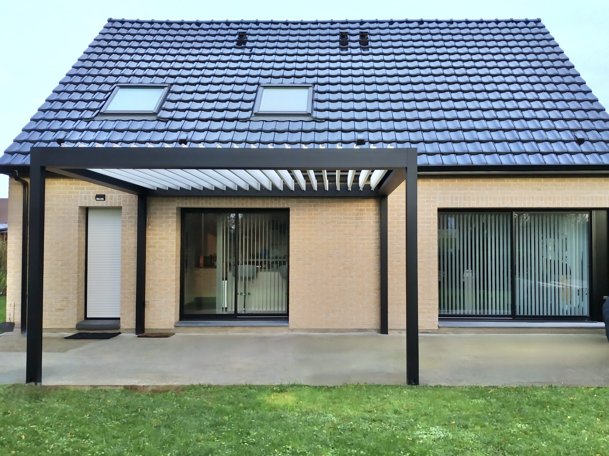 Pergola bioclimatique noire lames blanches Brustor Guermonprez à Lille