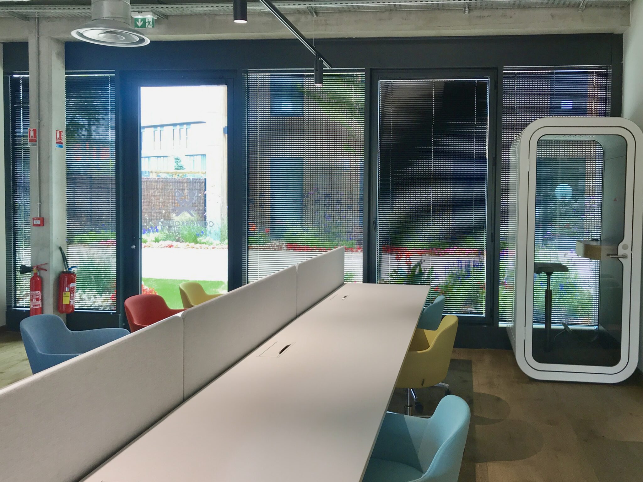 Stores Vénitiens aluminium dans un bureau flex office à Lille