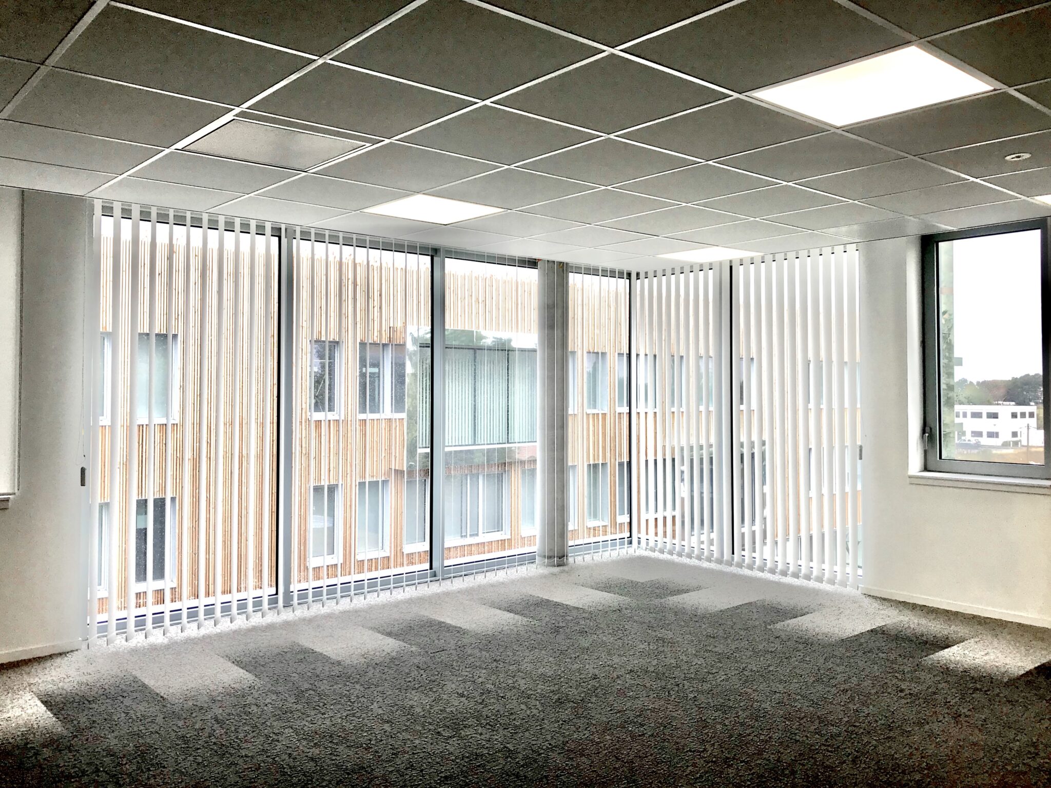 Store bandes verticales blanc en angle pour un bureau