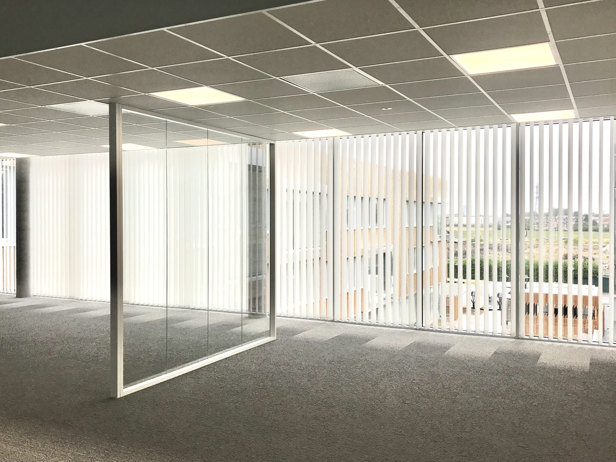 Stores bandes verticales blancs dans un bureau open space